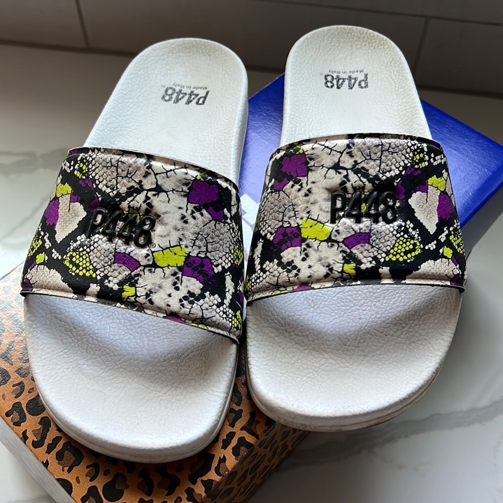 P448 Slides Size: 39 & Color: Whi/Pium Apy - image 1